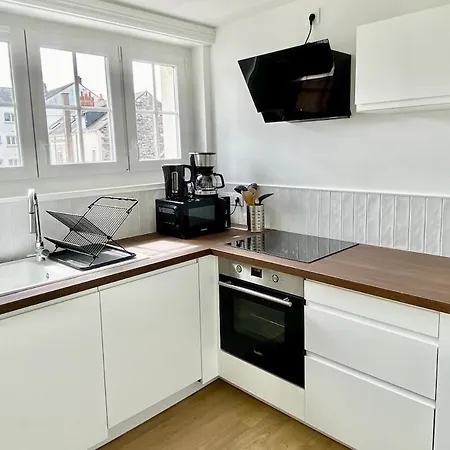 Luxury Modern Renovated And Cozy 2 Bedroom Garage-madeleine