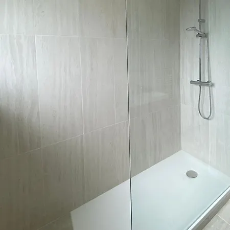 Luxury Modern Renovated And Cozy 2 Bedroom Garage-madeleine *