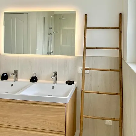 Apartament Luxury Modern Renovated And Cozy 2 Bedroom Garage-madeleine