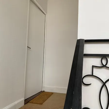 Luxury Modern Renovated And Cozy 2 Bedroom Garage-madeleine