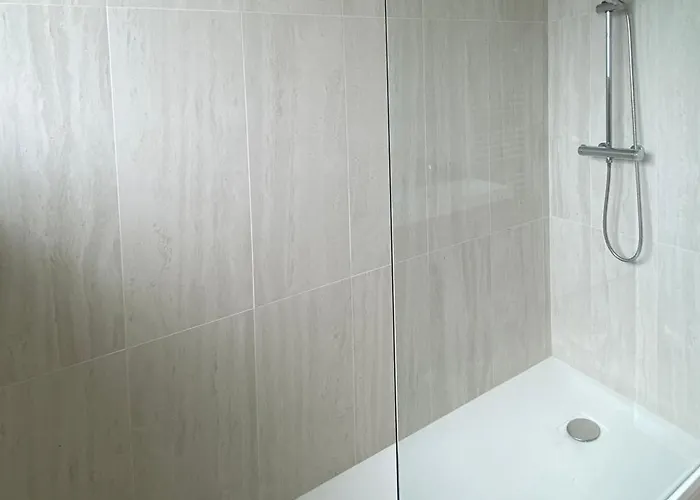 Luxury Modern Renovated And Cozy 2 Bedroom Garage-madeleine *