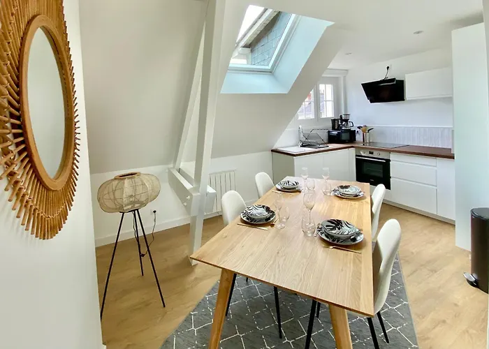 Luxury Modern Renovated And Cozy 2 Bedroom Garage-madeleine Angers